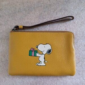 COACH X Peanuts Corner Zip Wristlet With Snoopy Present Motif, NWT